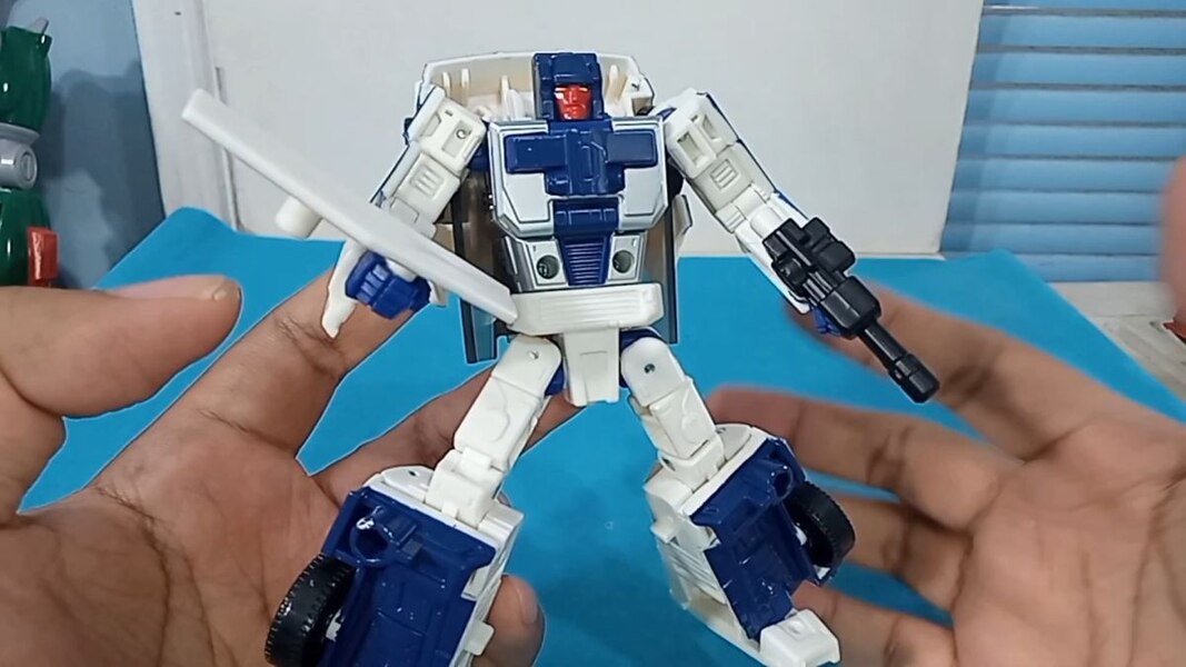 Transformers Legacy  Breakdown In Hand Figure Image  (3 of 21)